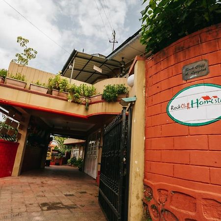 Rock Cliff Home Stay Шиллонг Экстерьер фото