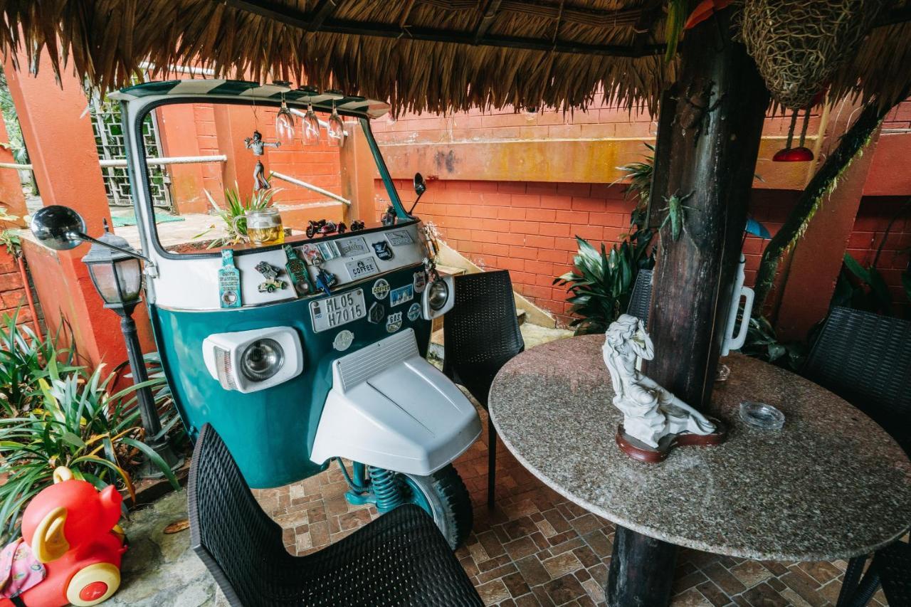 Rock Cliff Home Stay Шиллонг Экстерьер фото