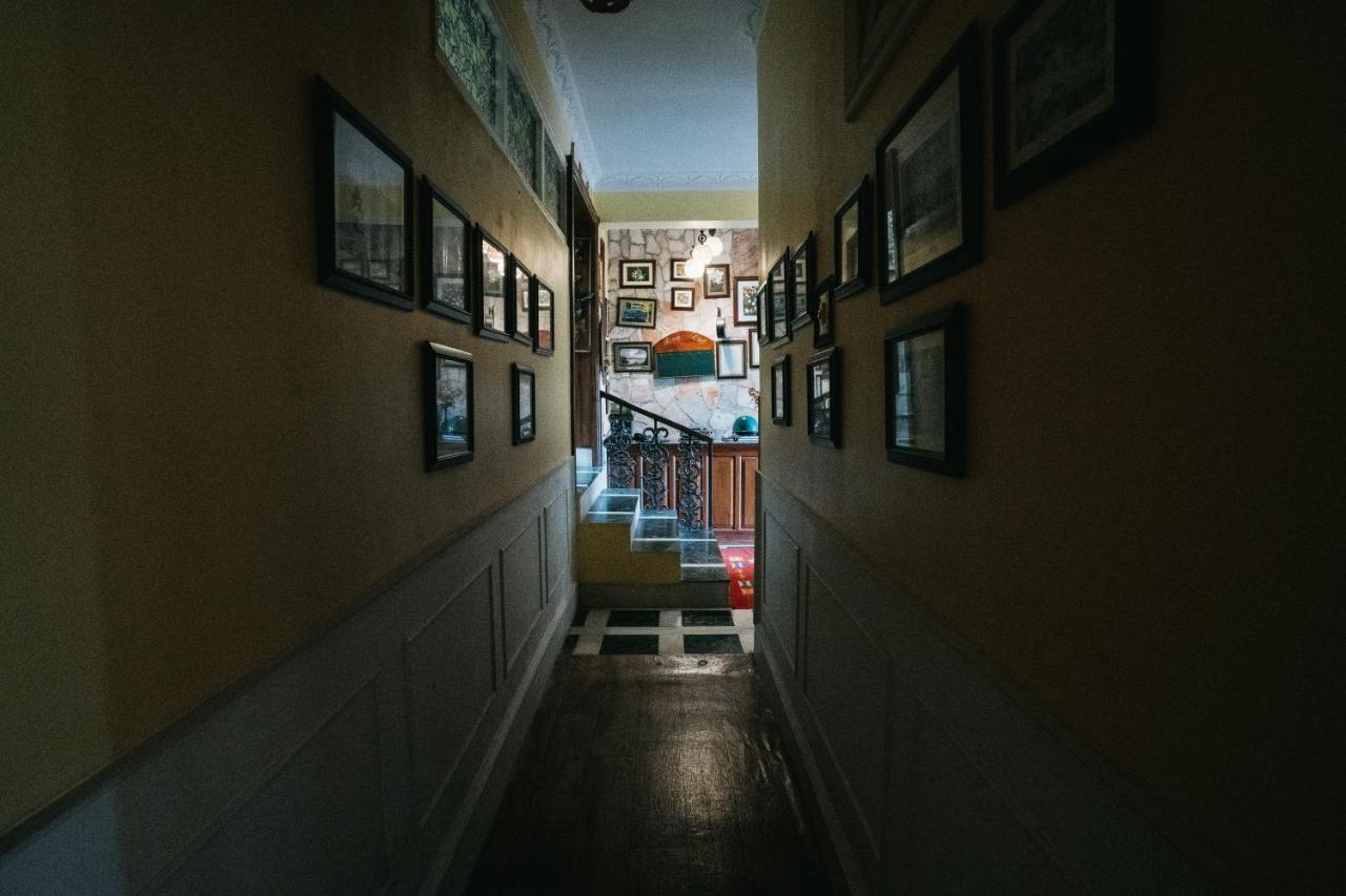 Rock Cliff Home Stay Шиллонг Экстерьер фото