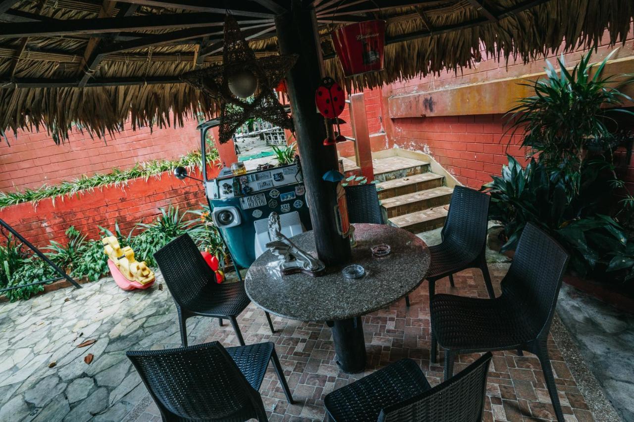 Rock Cliff Home Stay Шиллонг Экстерьер фото